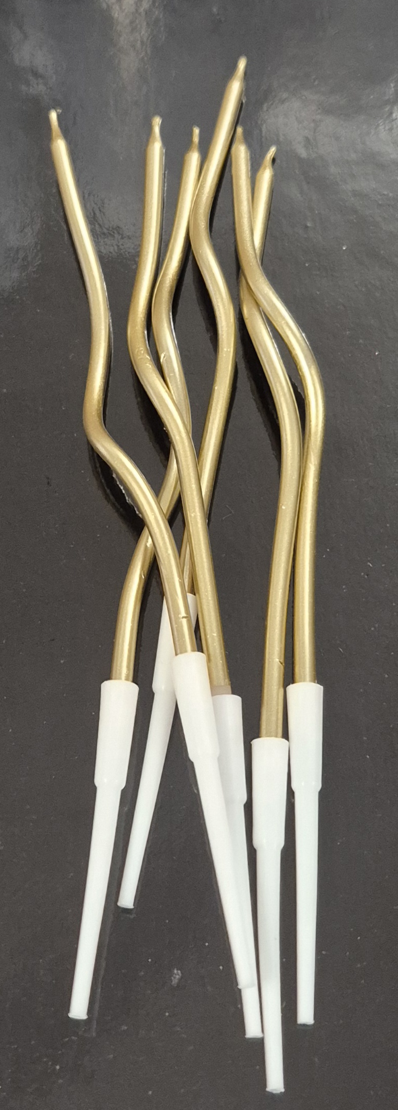 Elegantiškos metalinio blizgesio žvakutės su laikikliais (6 vnt.)